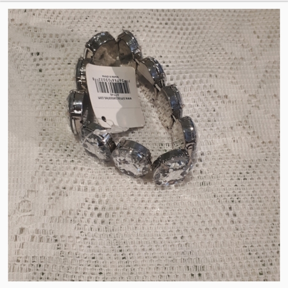 Necklaces & Bracelet - Picture 8 of 10